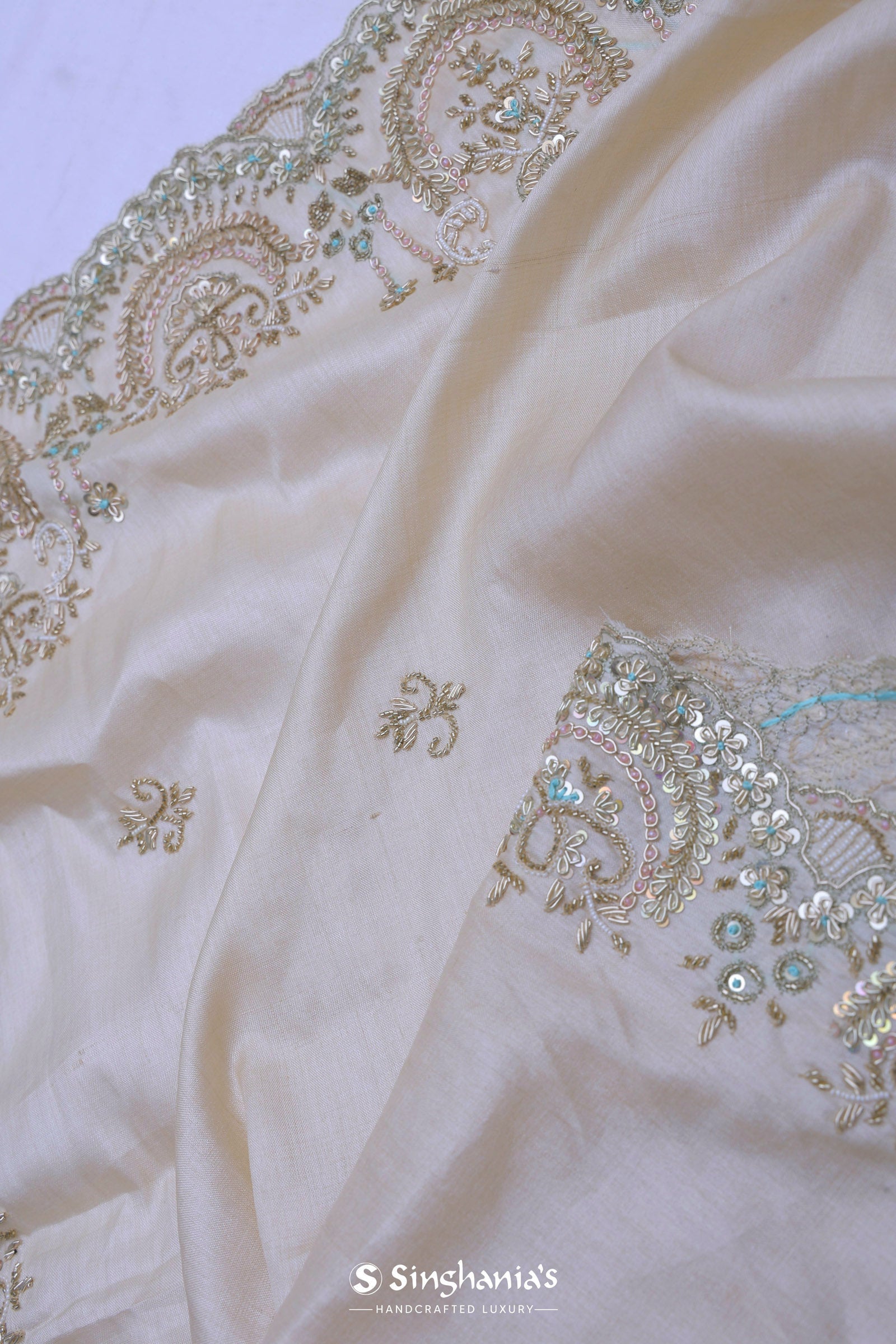 Ivory Whte Organza Embroidery Saree With Scallop Border