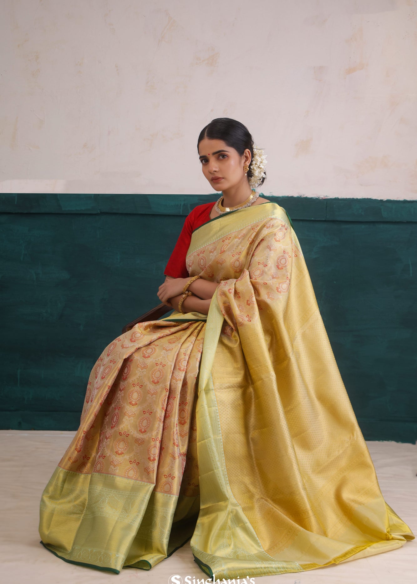 Golden Crest Dual Tone Kanjivaram Silk Saree With Floral Jaal Weaving